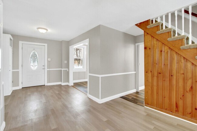 Building Photo - Bright 4 Bedroom, 2.5 Bath Home in Northeastern Schools!