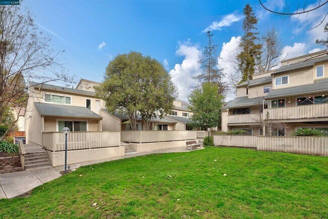 Foto del edificio - 2704 Oak Rd