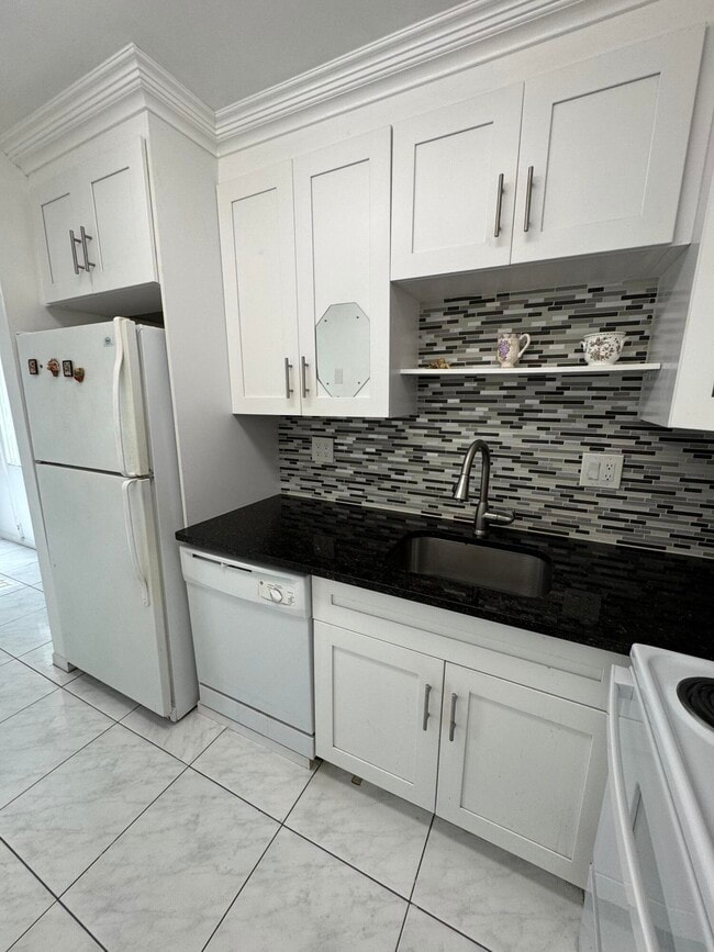Building Photo - 4990 E Sabal Palm Blvd