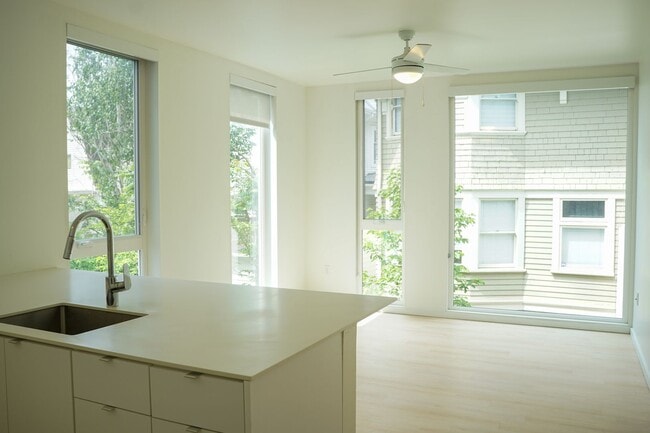 Modern 2nd Floor Corner Studio with D/W & Washer/Dryer! - Modern 2nd Floor Corner Studio with D/W & Washer/Dryer! Apartment