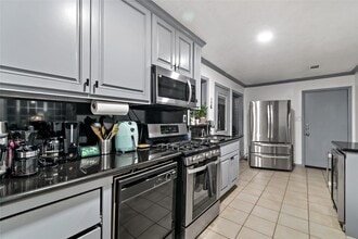 Building Photo - 5923 Moonmist Dr