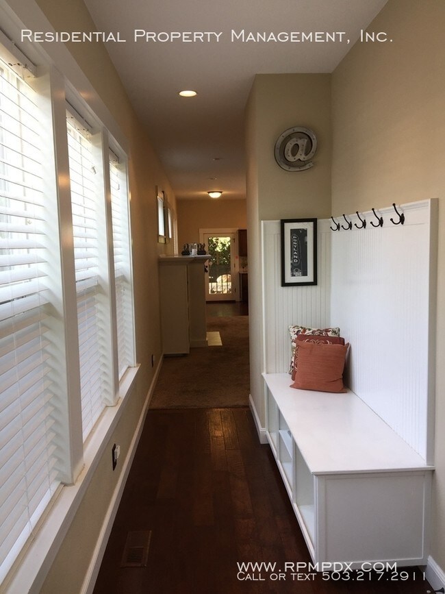 Foto del edificio - NE Woodlawn Neighborhood 2 Story Home!