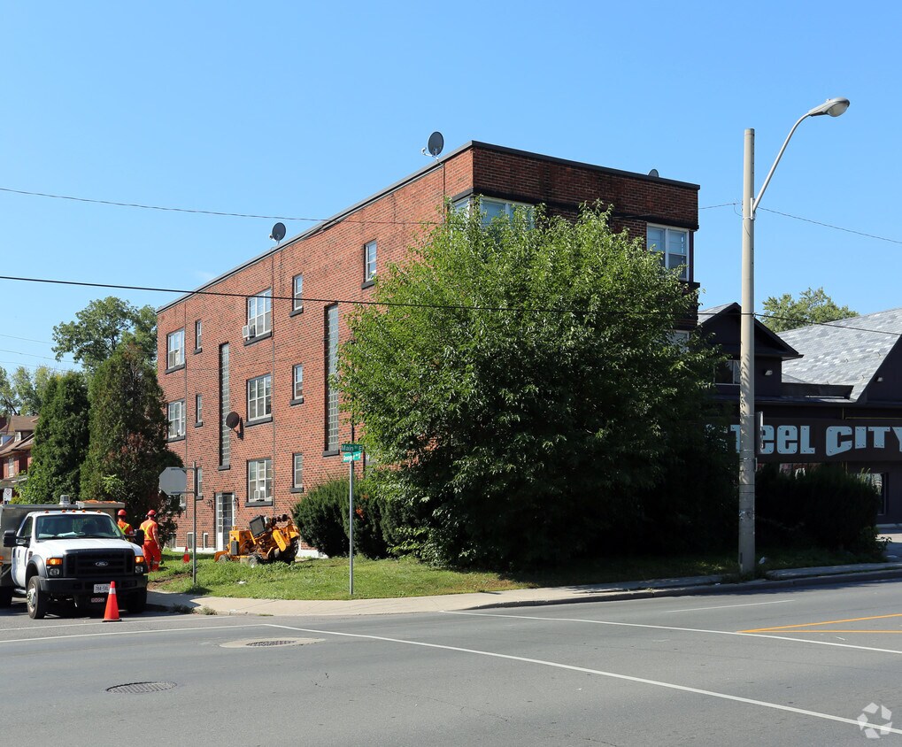 Primary Photo - 2 Grosvenor Ave S
