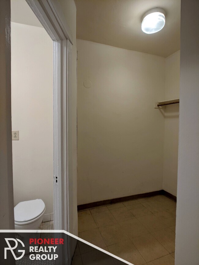 Building Photo - 522 W Briar Pl