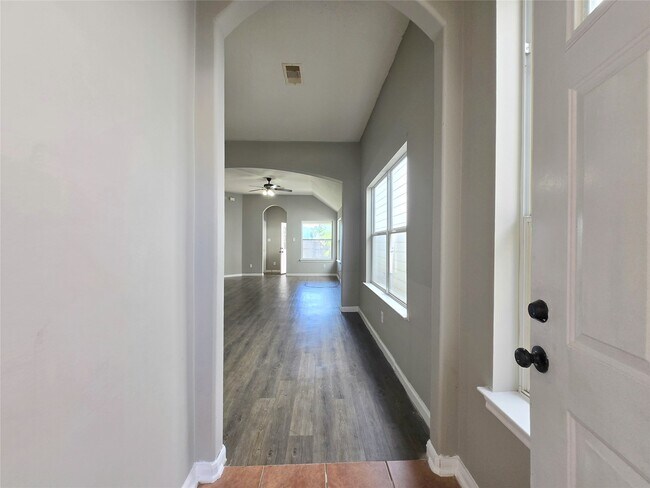 Foto del edificio - 811 Forest Hillside Ln