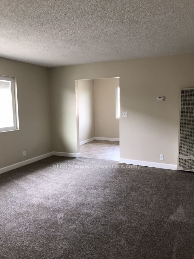 Foto del edificio - 2 Bed 1 Bath new inside on Payne/Saratga Ave.