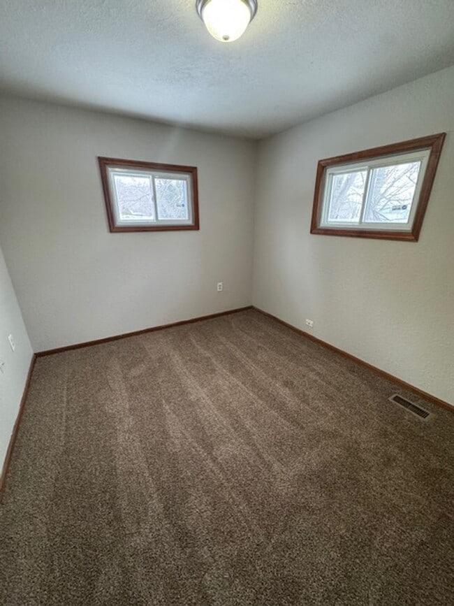 Foto del edificio - 4015 E Pettit Ave