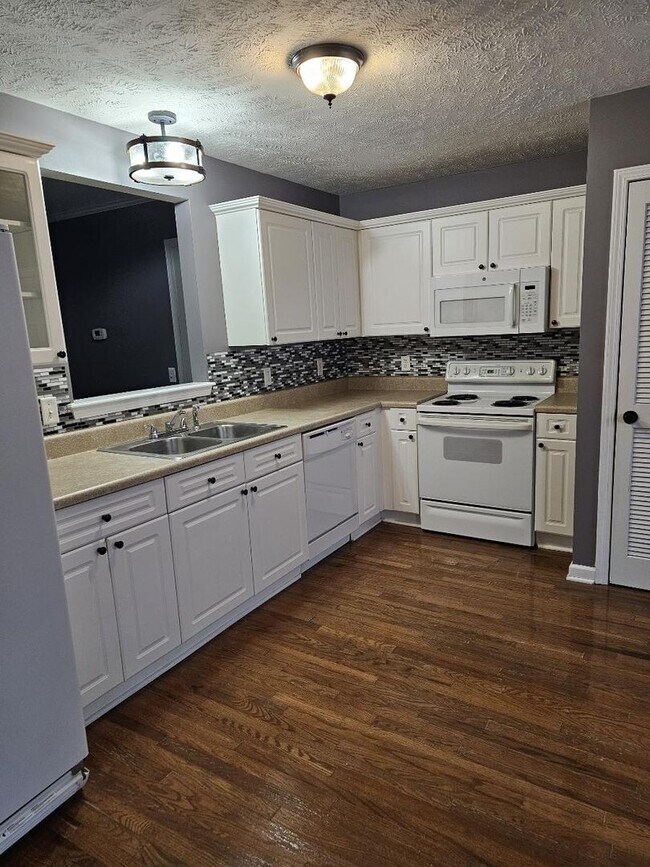 Building Photo - MOVE IN READY CONDO!
