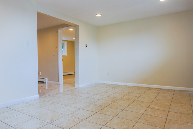 Living Room (3) - 135 Farnham Ave