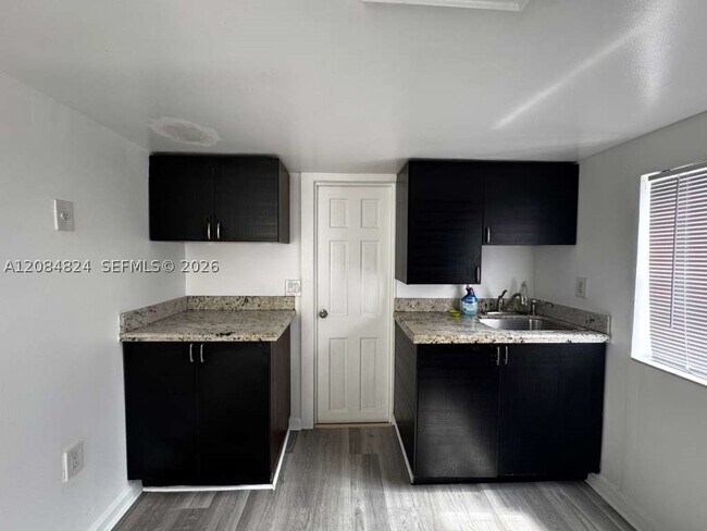 Foto del edificio - 1121 NW 40th St