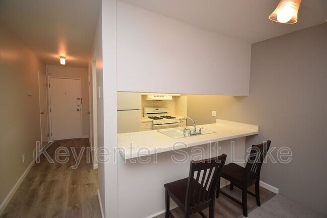 Foto del edificio - 1168 S Foothill Dr