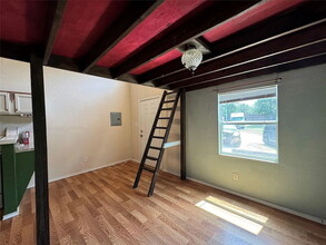 Building Photo - 1108 W McCarty Ln