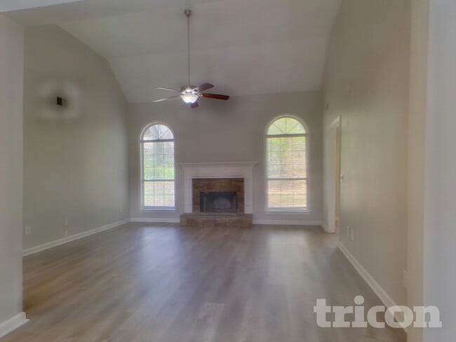 Building Photo - 6030 Savannah Dr