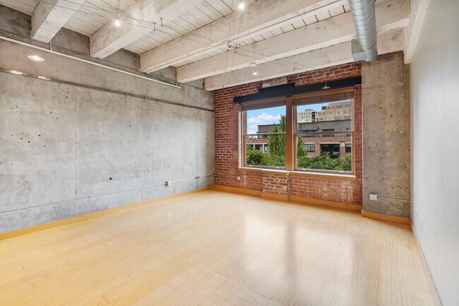 Foto del edificio - Historic Chown Pella Lofts - east facing studio w/parking/most utilities/rooftop deck