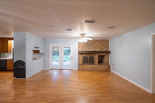 Building Photo - 3/2 Brick home in Old Town