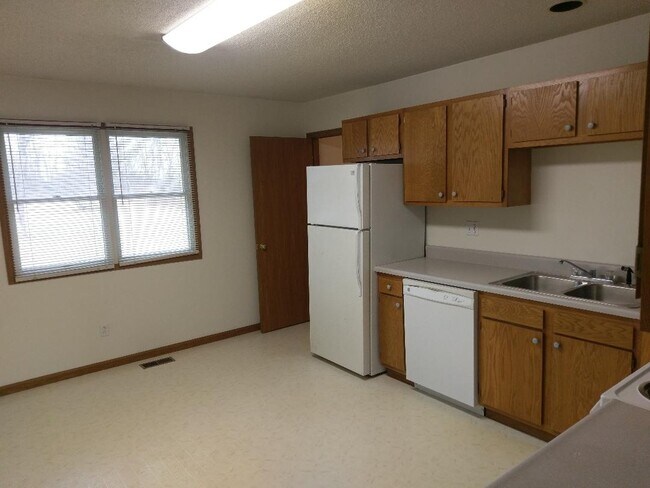 Building Photo - 901 Fishlock Ave