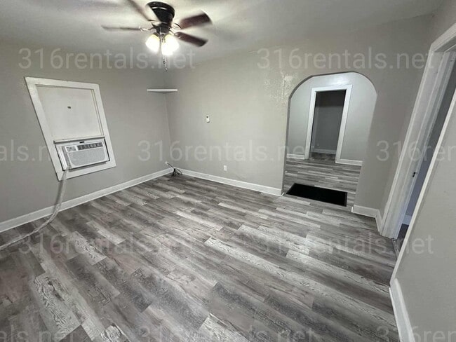 Building Photo - $825 - 2 bedroom/ 1 bathroom - Single Fami...