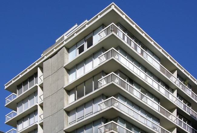 Upper southeast corner - Broadway Towers