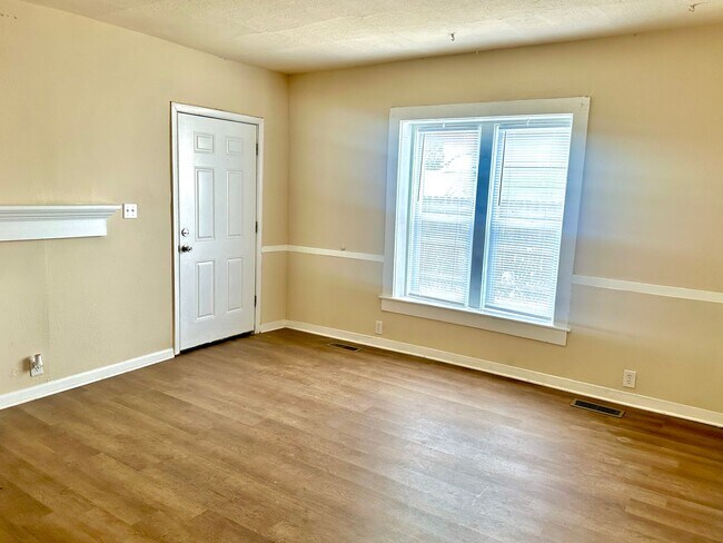 Building Photo - Charming 1 Bedroom w/ Huge Closet.