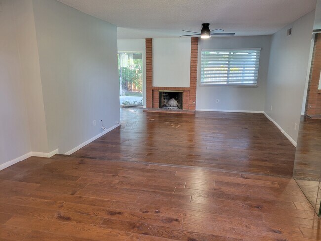 Foto del edificio - 8417 Joan Ln