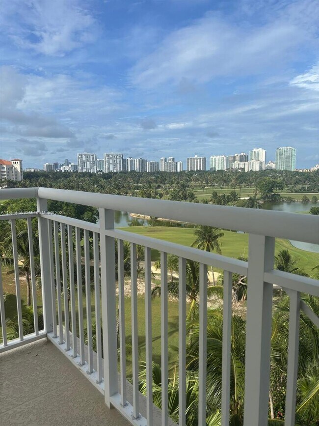 Foto del edificio - 19501 W Country Club Dr