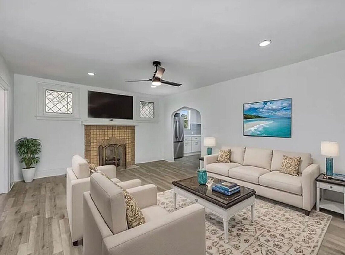 Foto del edificio - Coming Soon_ Renovated 5 bd/ 2 bth House in Norwood!