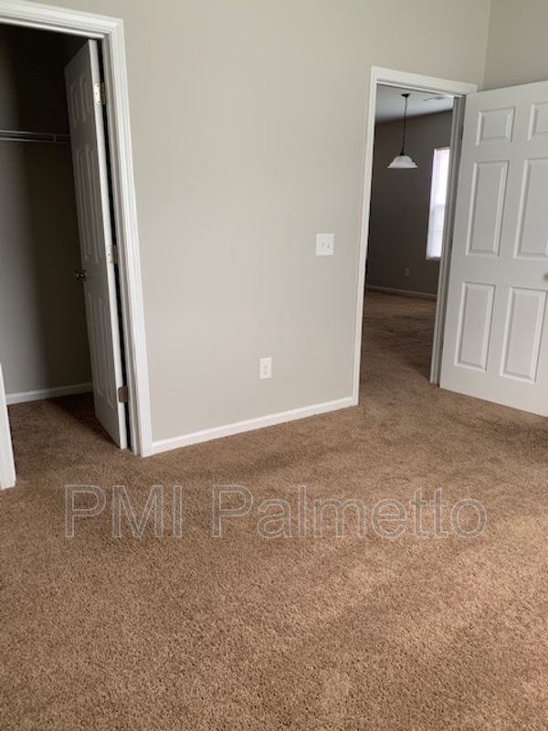 Building Photo - 115-117 Fairview Park Dr