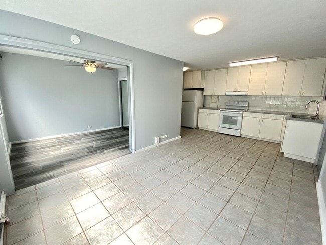 Building Photo - 2nd floor walk-up Makiki 1-bedroom, 1-bathroom, Near Punahou, UH Manoa, Kapiolani Hospital