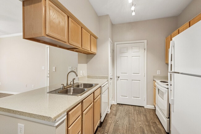 Building Photo - Lakeshore Villas