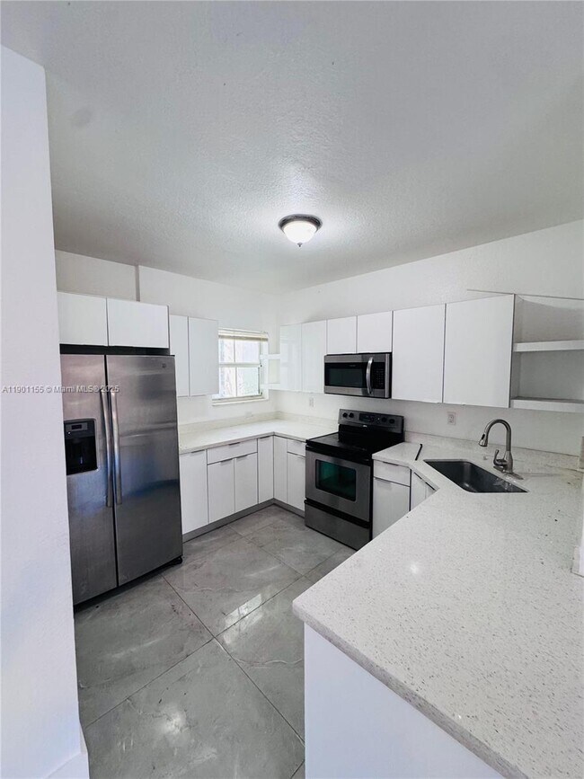 Foto del edificio - 949 SW 6th Pl