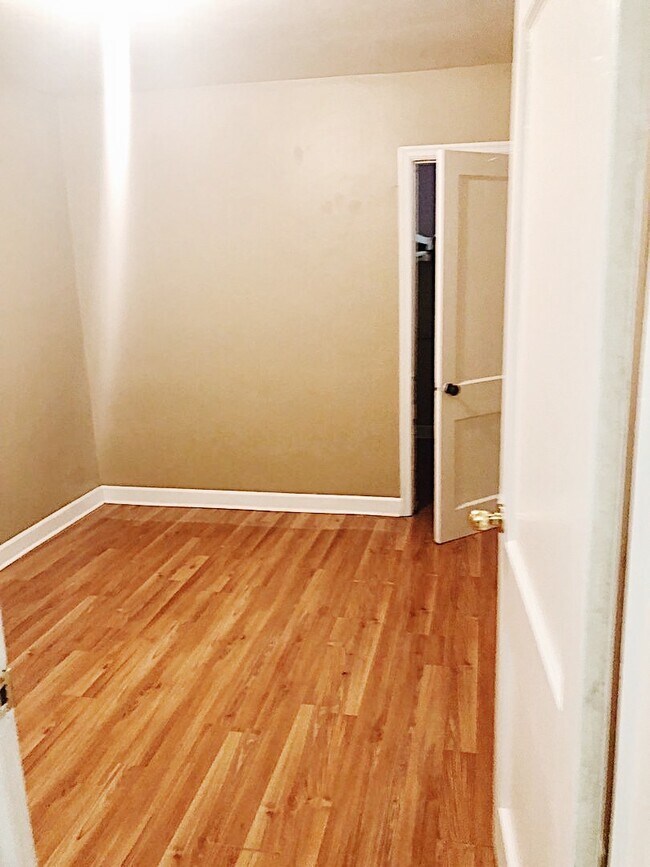 Building Photo - Wonderful 2BD Lower near Kosciuszko Park