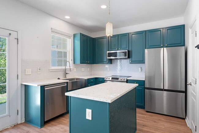 Building Photo - Ready NOW! Spacious 3BR/2.5BA Townhome in ...