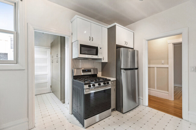 Building Photo - Charming Flat - Great Location - Quiet Blo...
