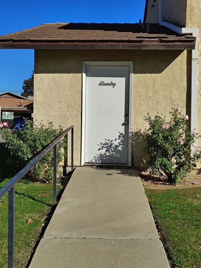 Building Photo - 2401 Christmas Tree Ln