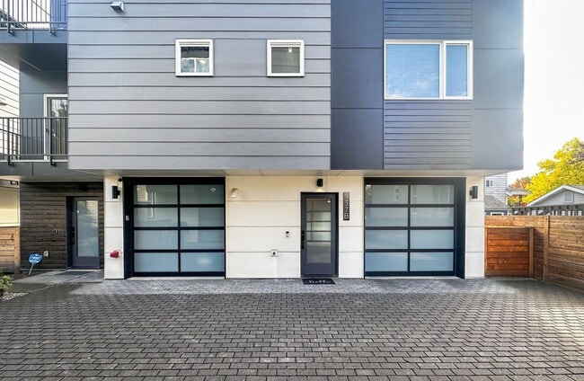 Modern 3 bed/ 2.5 bath townhome in Ballard! - Modern 3 bed/ 2.5 bath townhome in Ballard!