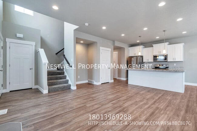 Building Photo - Sandy 4 Bed/3.5 Bath Townhome