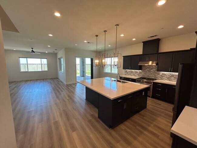 Foto del edificio - Spacious 4 Bed 2.5 Bath Home in Ellis with Solar!