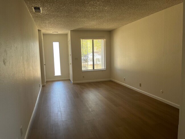 Building Photo - 2 Bedroom 1 Bath, 950 sqft. Rancho Cordova...