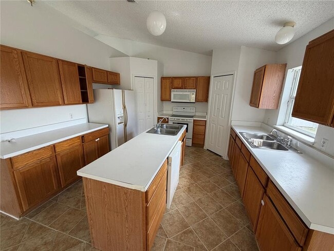 Building Photo - 565 Eagle Ct