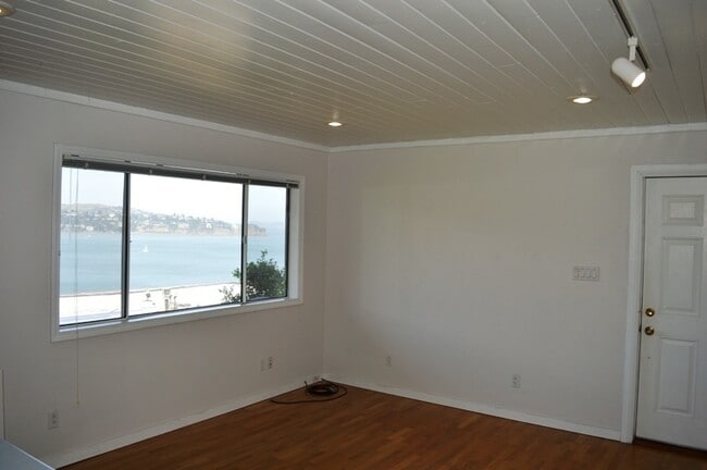 Building Photo - Sausalito Charmer with Amazing Views!