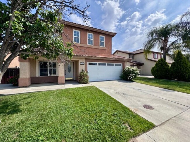 Building Photo - Spacious 4 Bedroom Home with a loft AND bo...
