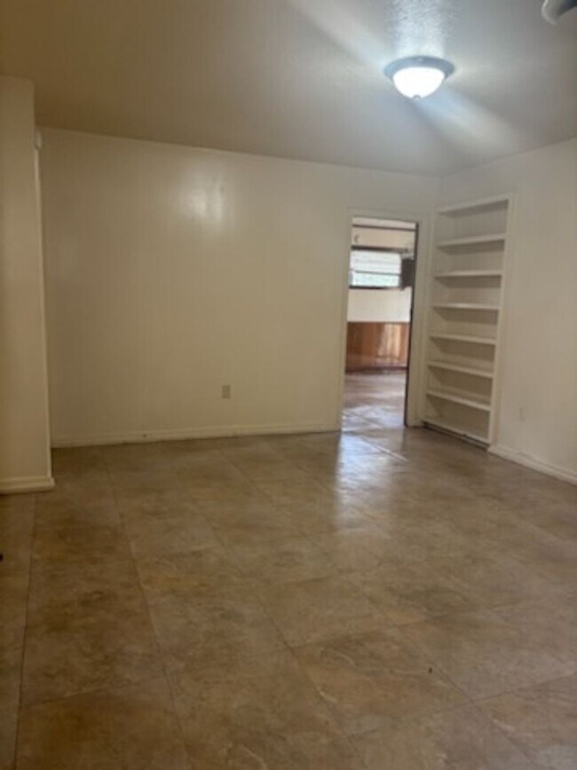 Building Photo - 5866 Kinder Dr