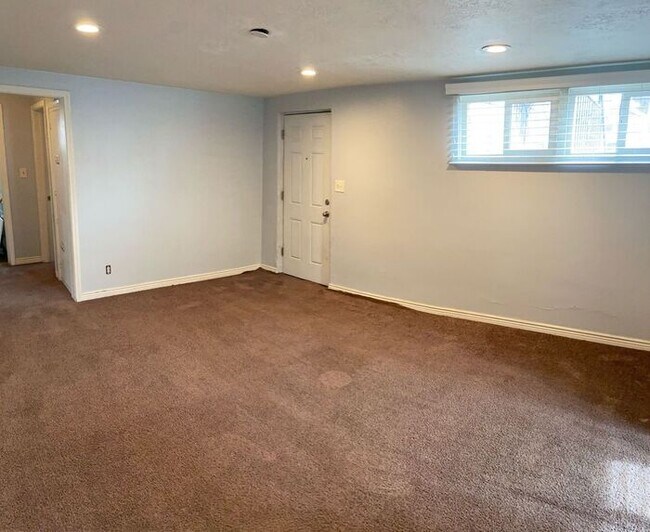 Building Photo - Cozy Basement Apartment - Centrally Located!