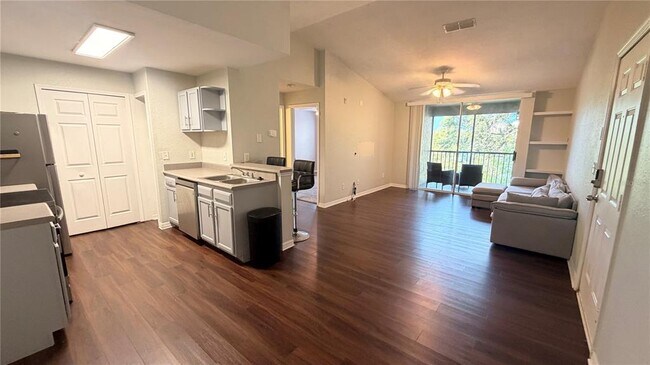 Foto del edificio - 8849 Latrec Ave