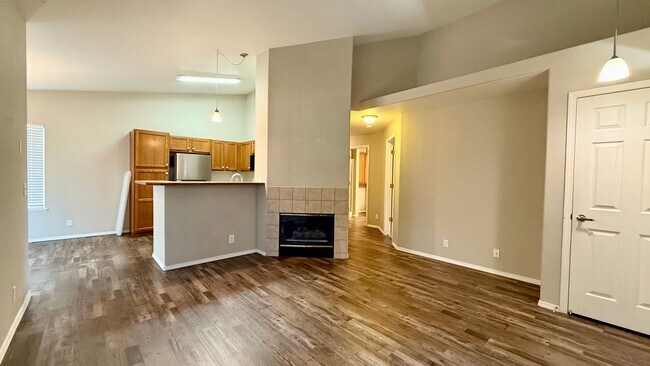 Foto del edificio - Upper-level condo