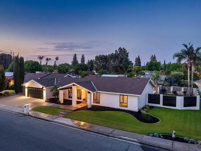 Foto del edificio - 7413 Saddleback Dr