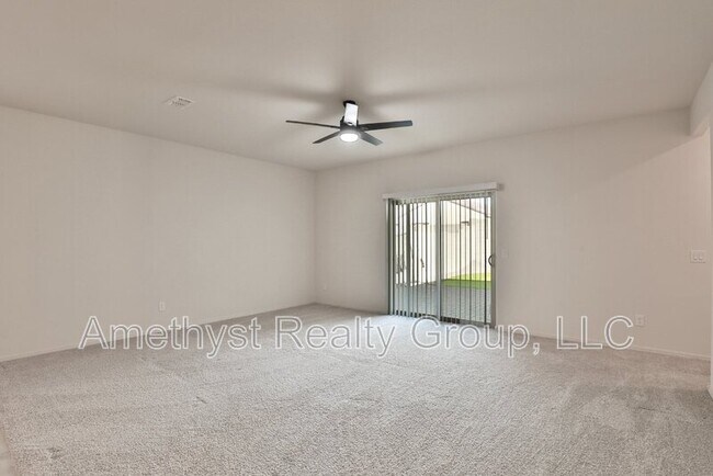Foto del edificio - 24642 W Flores Dr