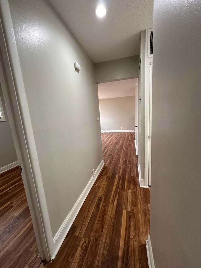 Foto del edificio - 4 bedrooms 1 Full bathroom. The house is very spacious living room, dining room and full kitchen ...