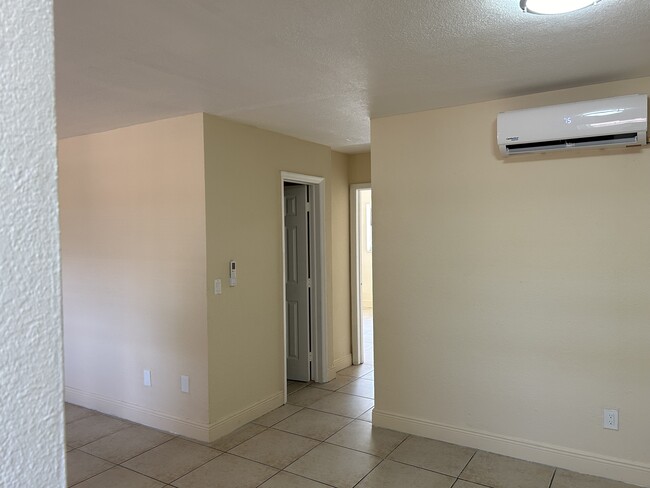 Foto del edificio - 1561 NE 8th St