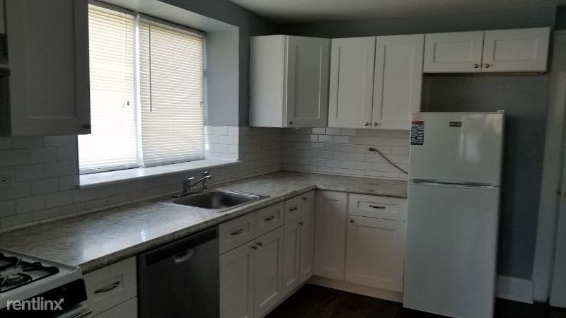 Primary Photo - 4159 N Narragansett Ave